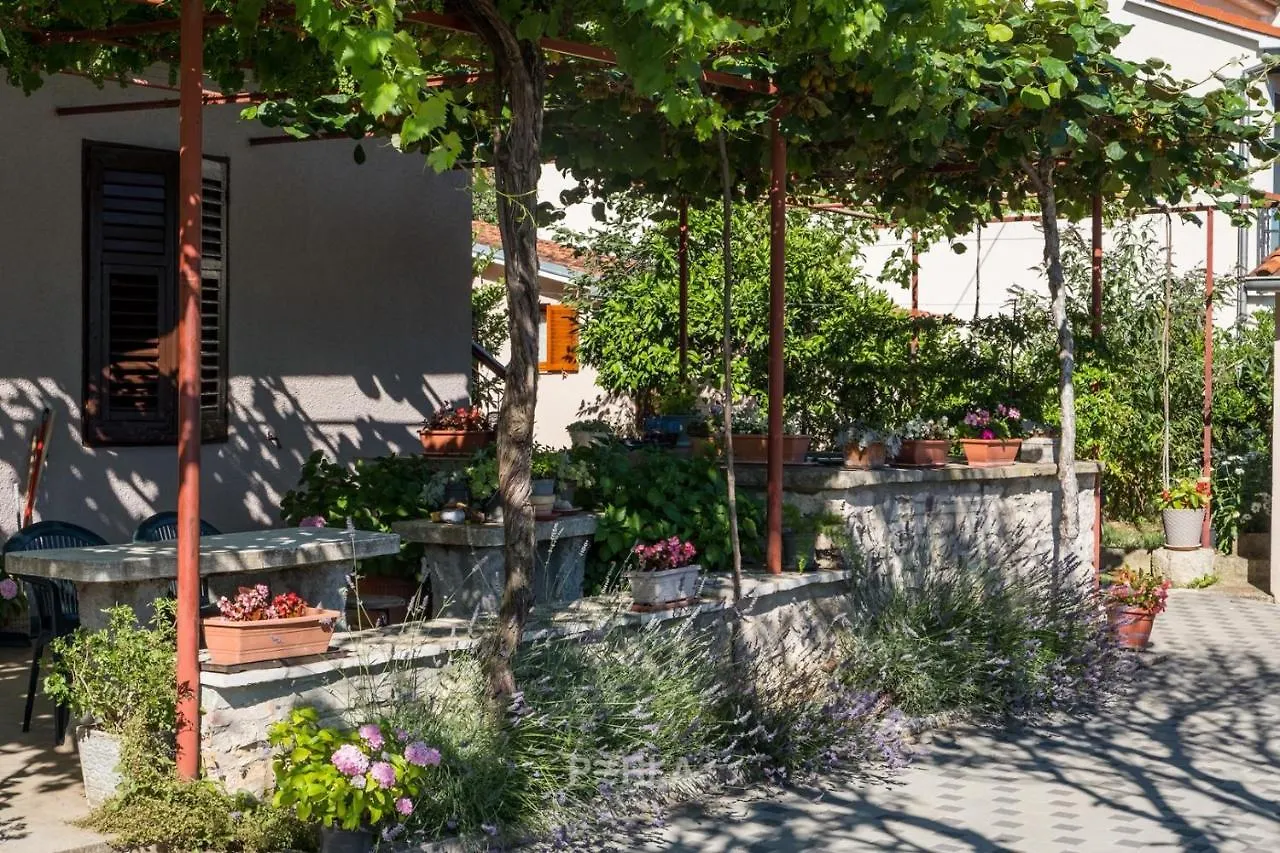 Apartment Casa Melita With Garden Stinjan